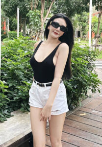 Khanittha-Aunaun-ใส่แว่นดำ